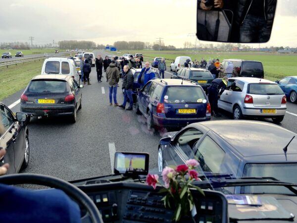 ‘Vreedzaam protest tegen Zwarte Piet tegengehouden op weg naar Dokkum KOZP